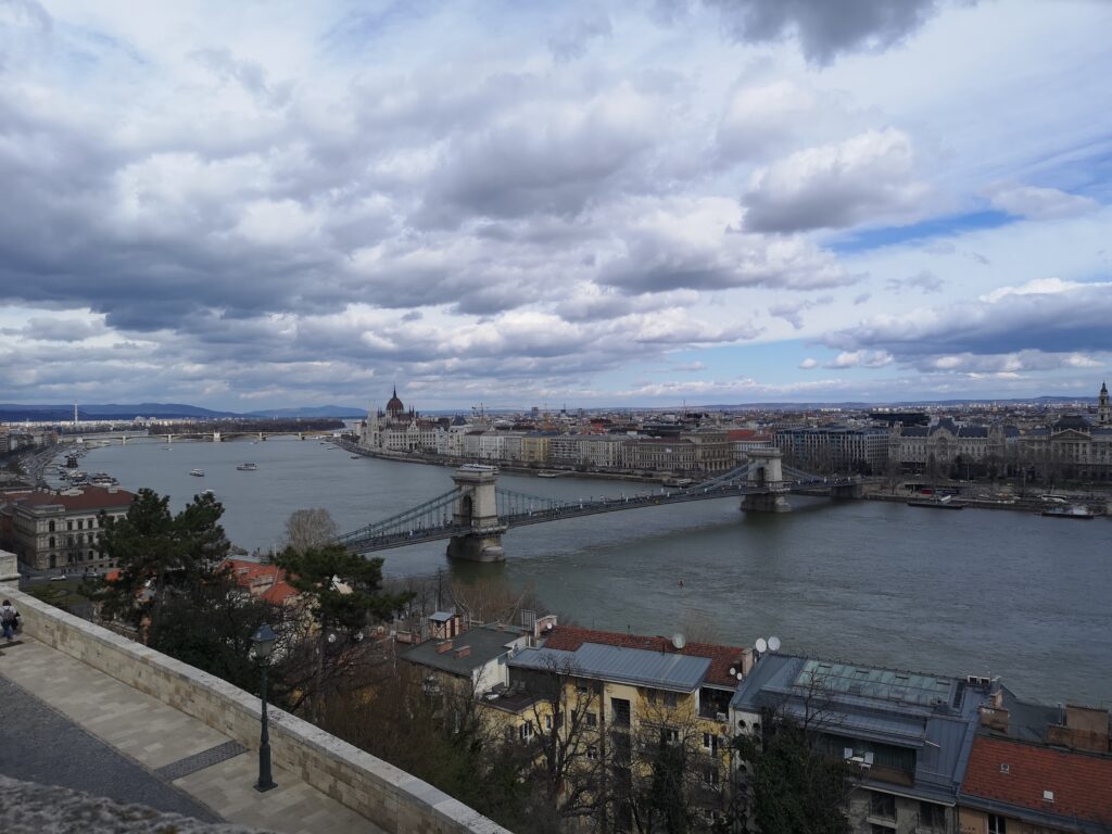 Vue sur le Danube et le Pont des Chaînes à Budapest