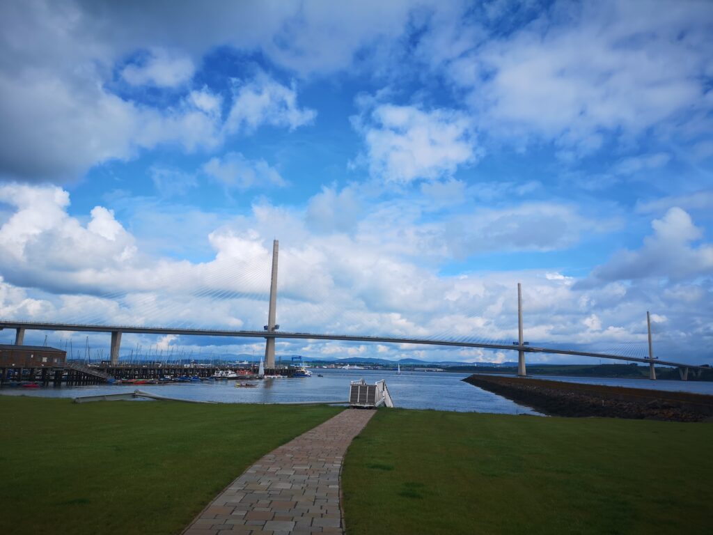 Pont suspendu sur l'estuaire en Écosse