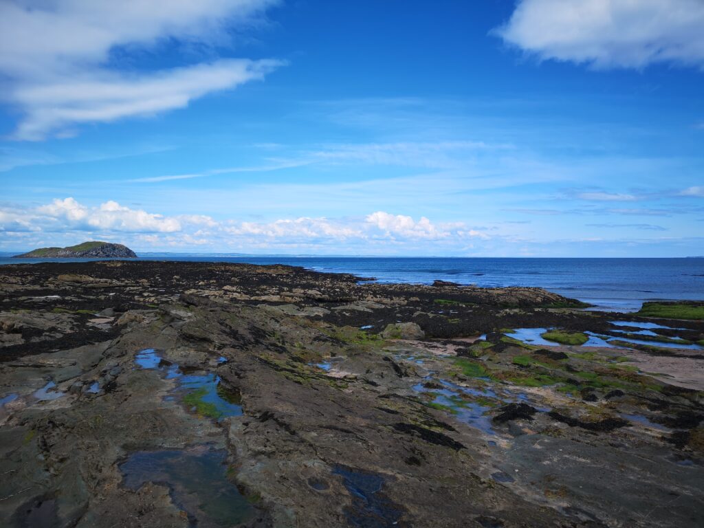 Côte rocheuse et mer en Écosse